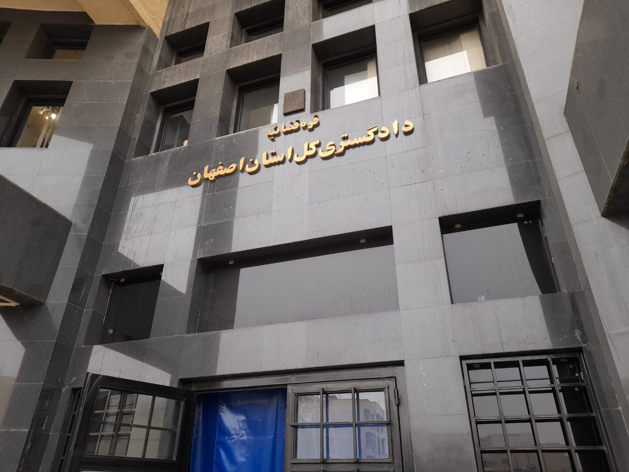 دستور ممنوعیت ورود و توقف خدمات به وکلای بی‌حجاب صادر شد.